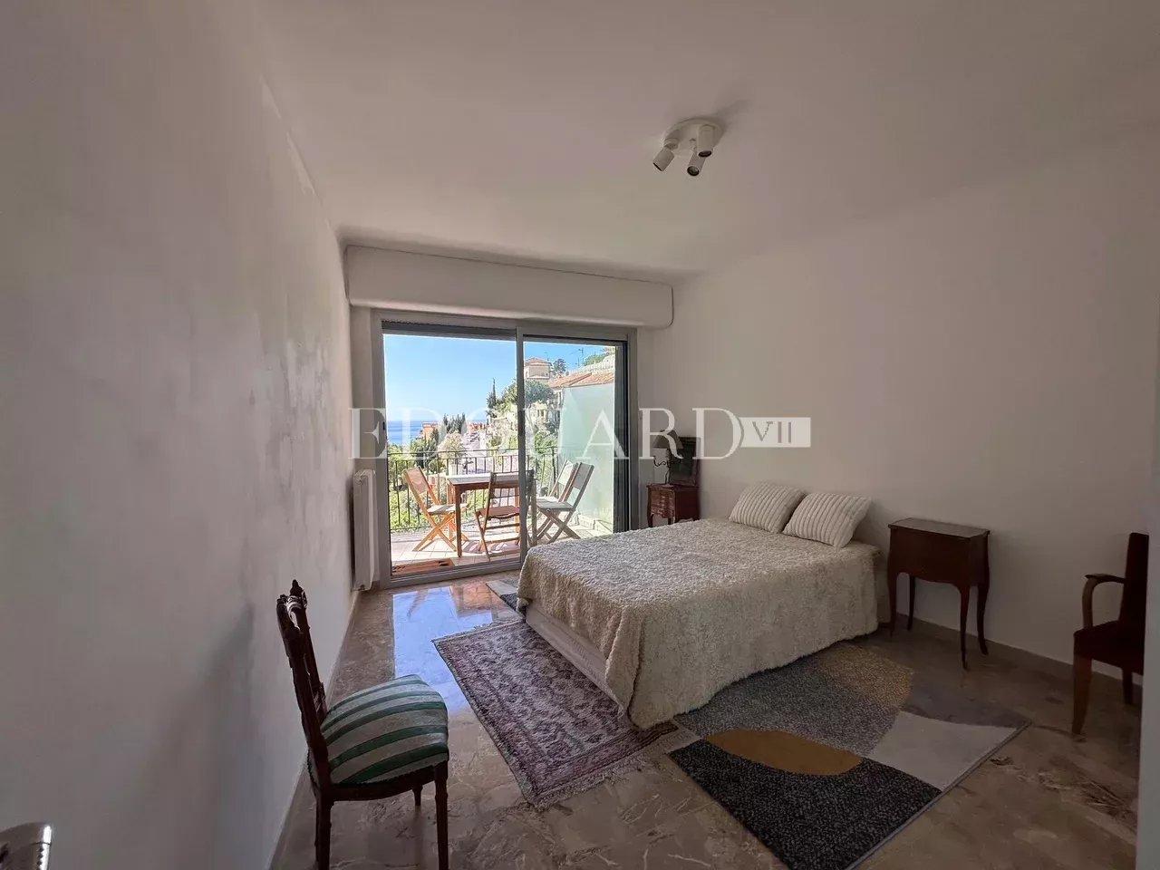 Beau trois pièces traversant à vendre avec terrasse et cave, dans le renommé quartier du Golfe Bleu