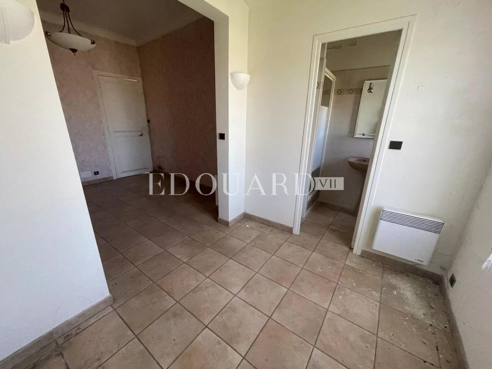 Proche du centre de La Turbie, à vendre maison de village de 180 m² à rénover, divisée en quatre appartements