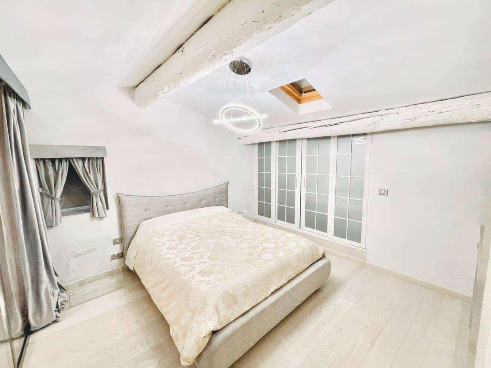 Monaco Ville: Duplex de caractère avec vues panoramiques sur Port Hercule et la mer