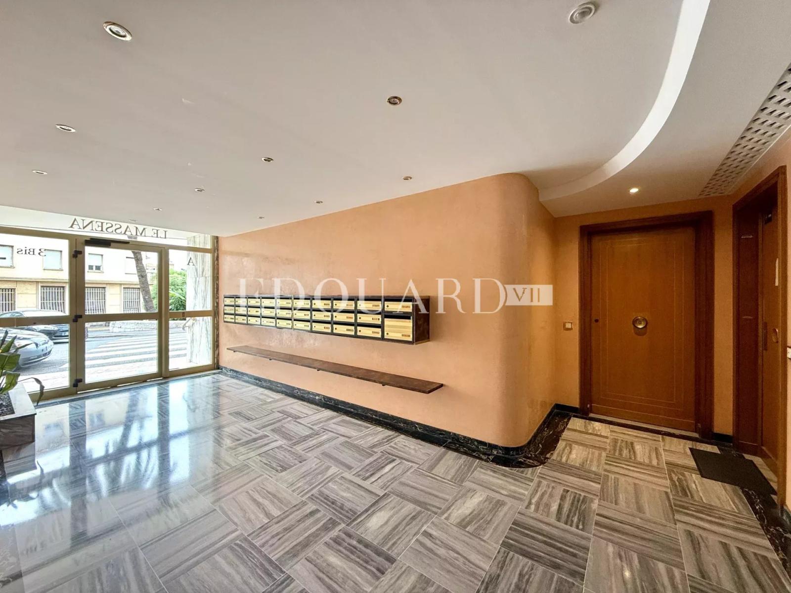 Spacieux deux pièces avec terrasse, au premier étage d’un bel immeuble dans le centre de Menton