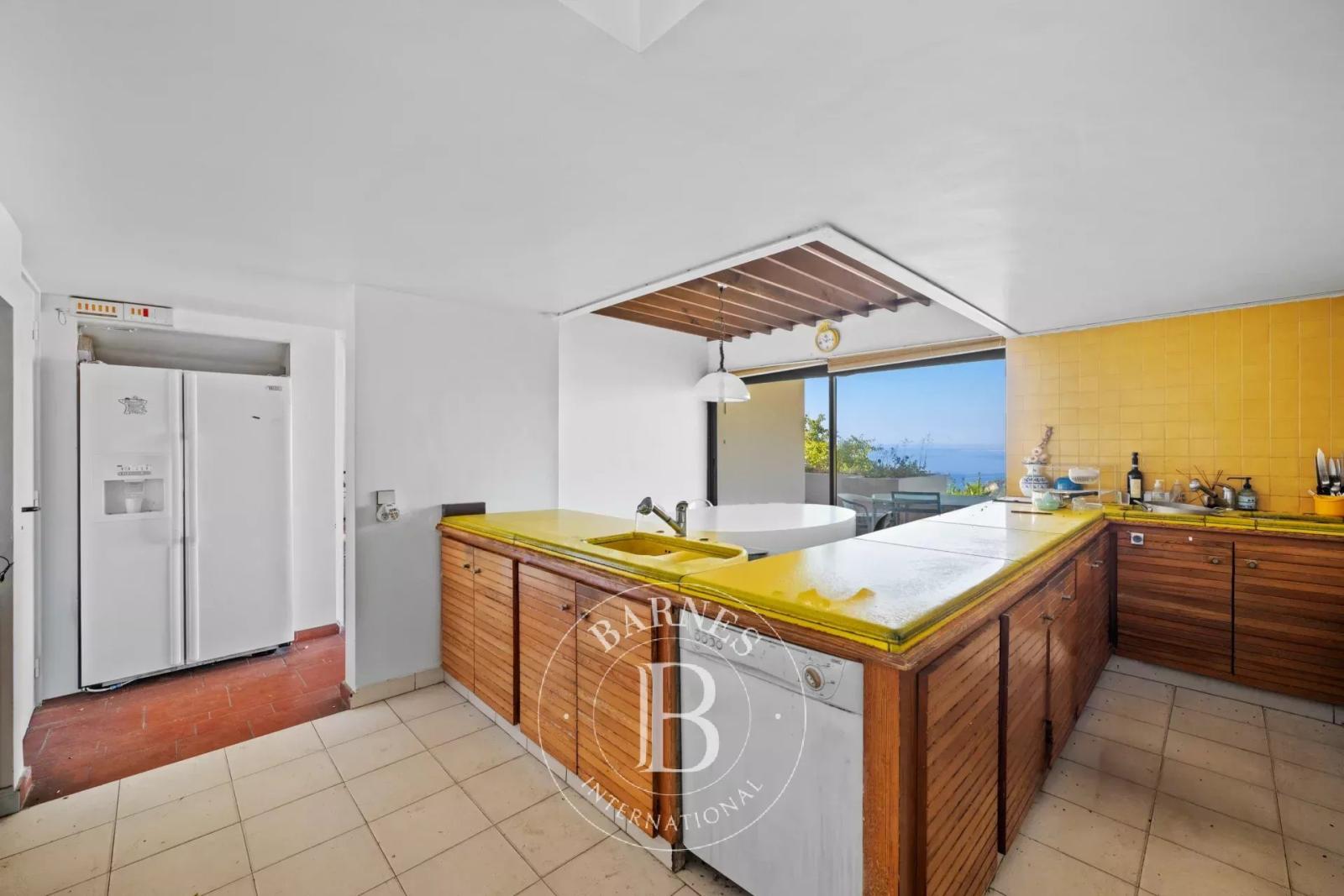 NICE – SECTEUR VINAIGRIER - VASTE PROPRIÉTÉ D'EXCEPTION AVEC MAISON D'HÔTES, PISCINE, TENNIS ET VUE PANORAMIQUE
