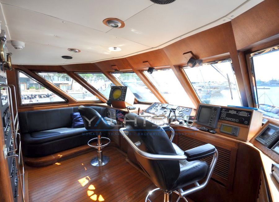 41367_ra2le_crn_115_-_motor_yachts_ava_1976_17.jpg