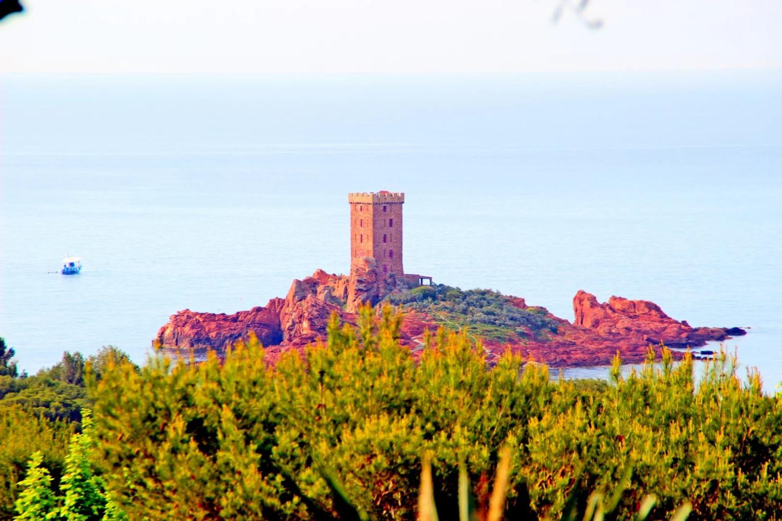VENDU Agay Cap Esterel, dans le centre,  beau studio cabine équipé pour 4 personnes. Belle terrasse couverte