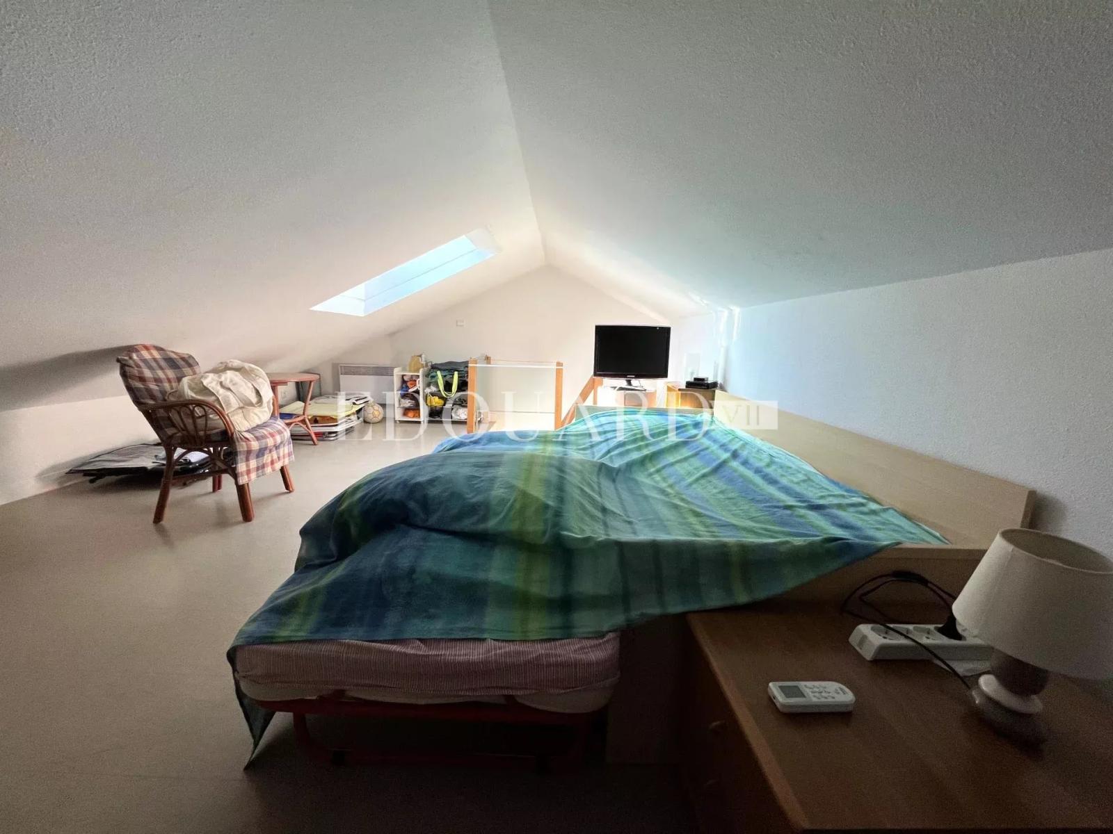 En exclusivité deux pièces en dernier étage avec spacieuse terrasse, cave et parking, à quelques pas des plages