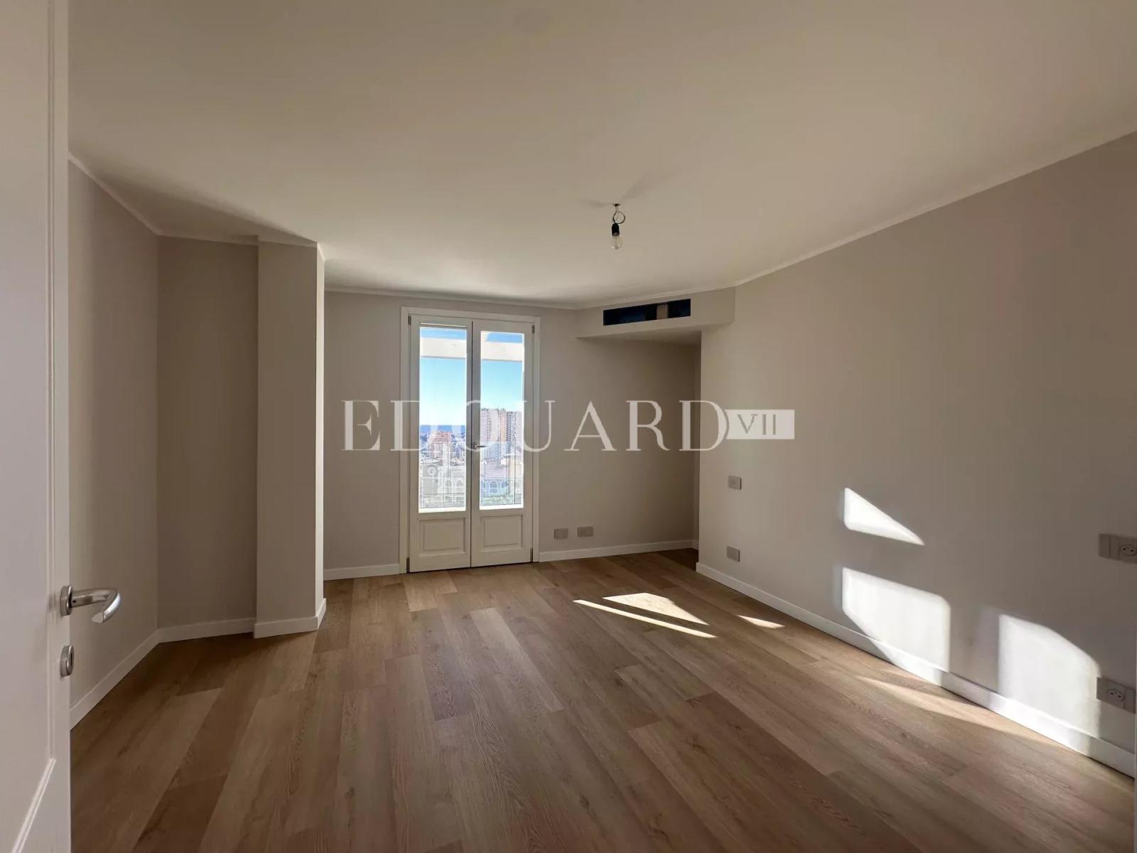 Superbe quatre pièces soigneusement rénové avec vastes terrasses, jardin, vue mer panoramique et parking