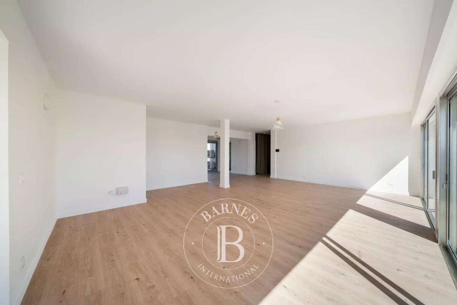 Saint-Laurent-du-Var – Villa familiale avec piscine, jardin et vue mer panoramique