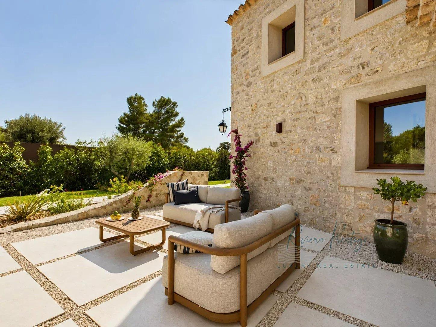 VILLA DE CHARME AVEC VUE DANS LE SECTEUR RÉSIDENTIEL DE CASTELLARAS
