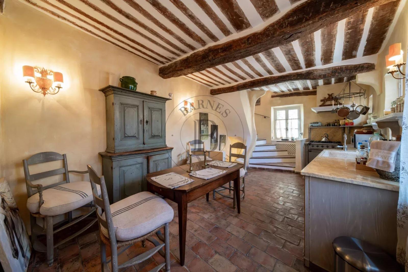MOUGINS- MAISON DE VILLAGE