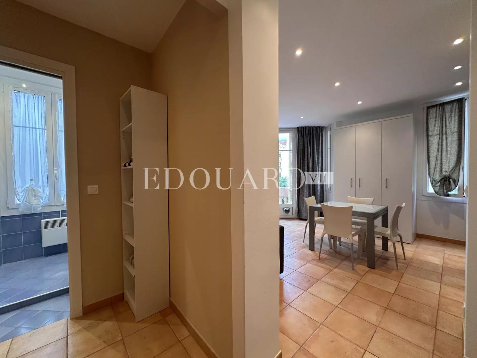 En exclusivité deux pièces en excellent état avec belle vue dégagée, au dernier étage d'un joli immeuble ancien