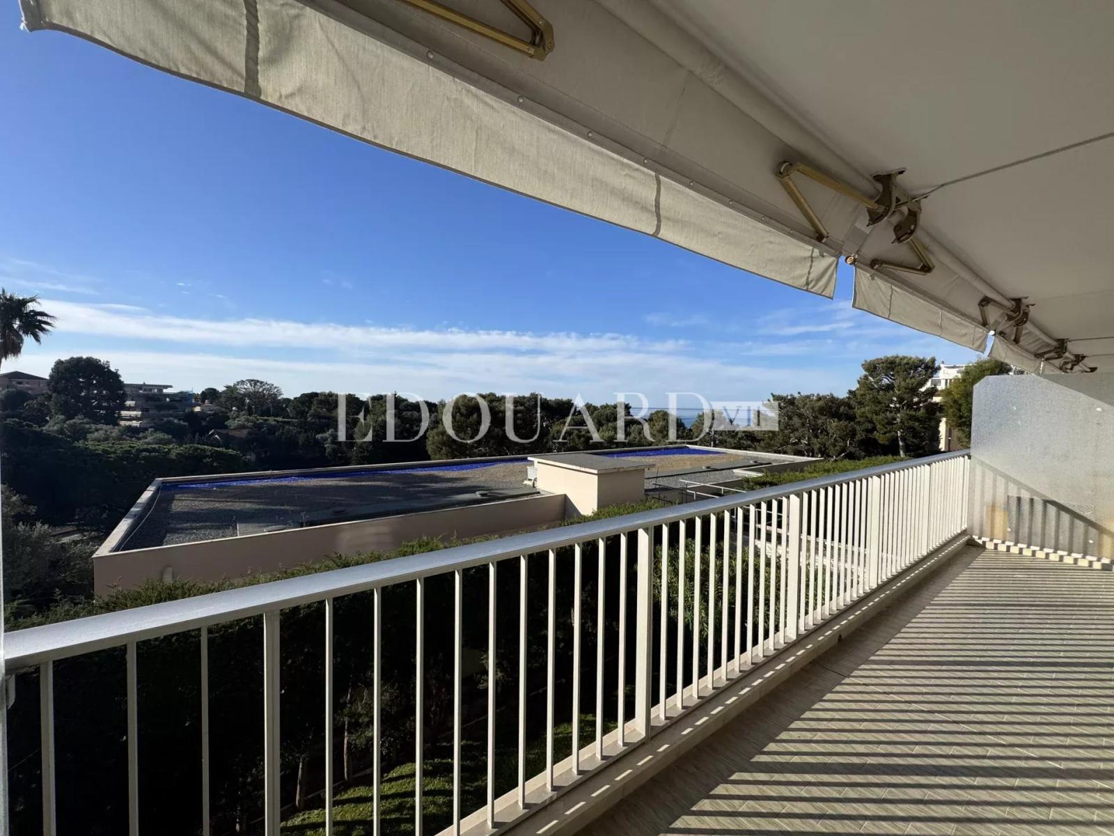 Beau deux pièces meublé à louer avec terrasse et parking, dans immeuble de grand standing