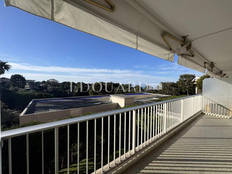 Beau deux pièces meublé à louer avec terrasse et parking, dans immeuble de grand standing