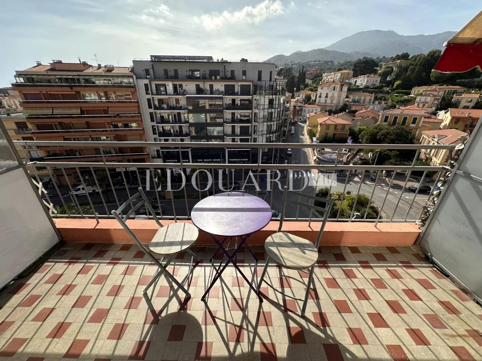 Dans le centre de Menton, en exclusivité grand studio en bon état avec terrasse et agréable vue dégagée