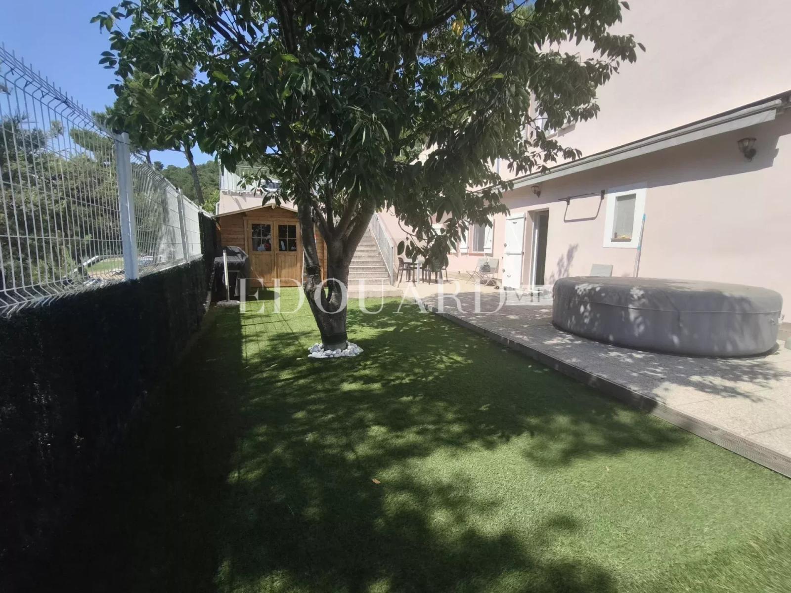 Rare sur la commune de Roquebrune Cap Martin, quatre pièces en bas de villa avec jardin, vue mer et parking