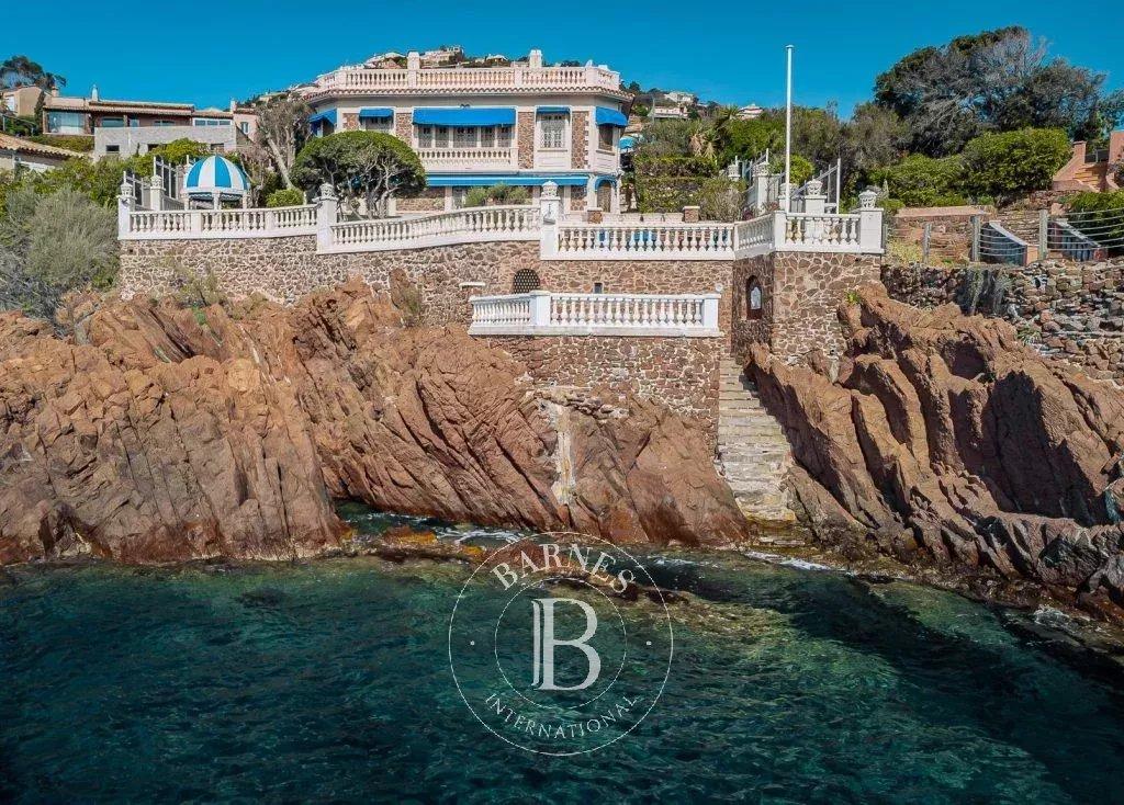 SAINT-RAPHAËL - VILLA "BELLE-EPOQUE" PIEDS DANS L'EAU