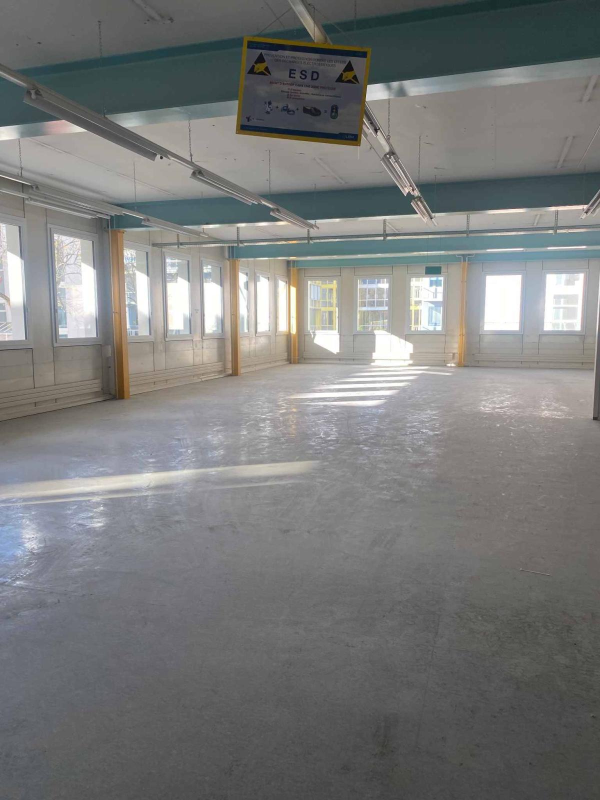 Locaux commerciaux en zone FTI d'env 1100 m2 à Plan-les-Ouates