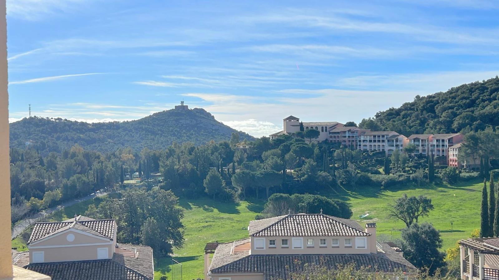 AGAY CAP ESTEREL le village 2 PIÈCES TERRASSE ANGLE EXPO SUD,  BEL APERÇU MER