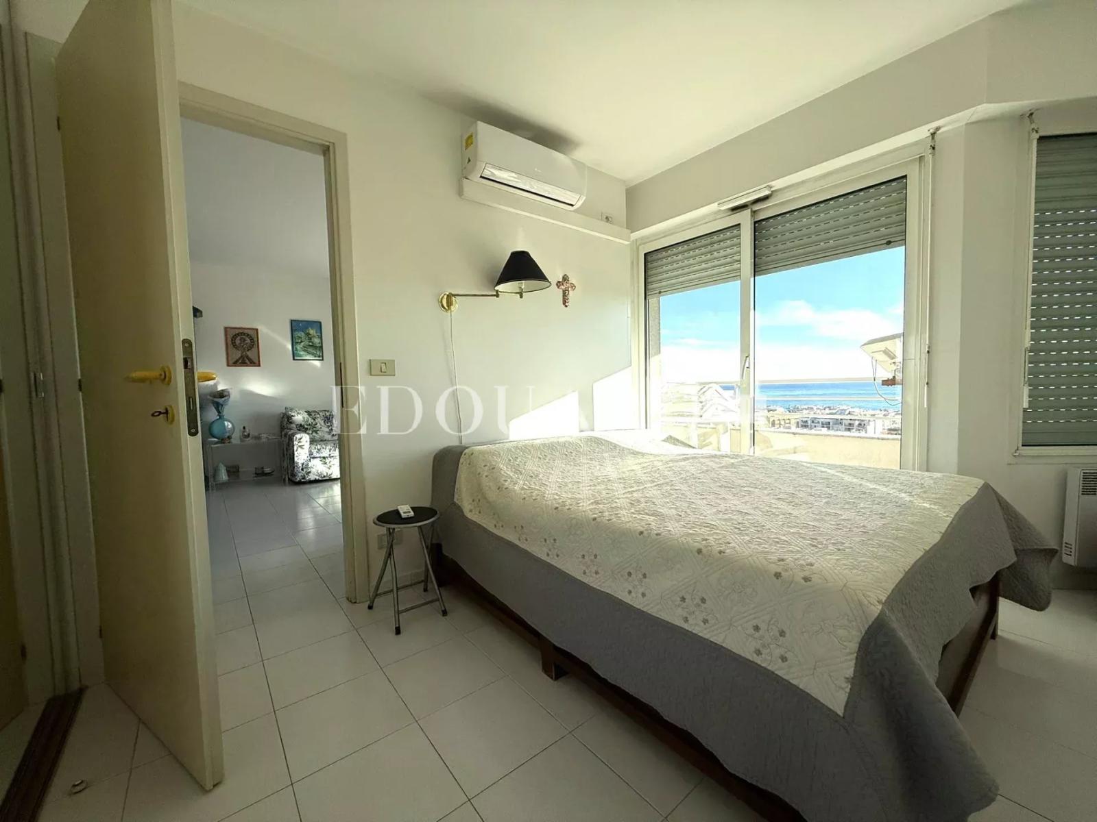 En exclusivité deux pièces avec terrasse et belle vue mer, sur la commune de Roquebrune Cap Martin