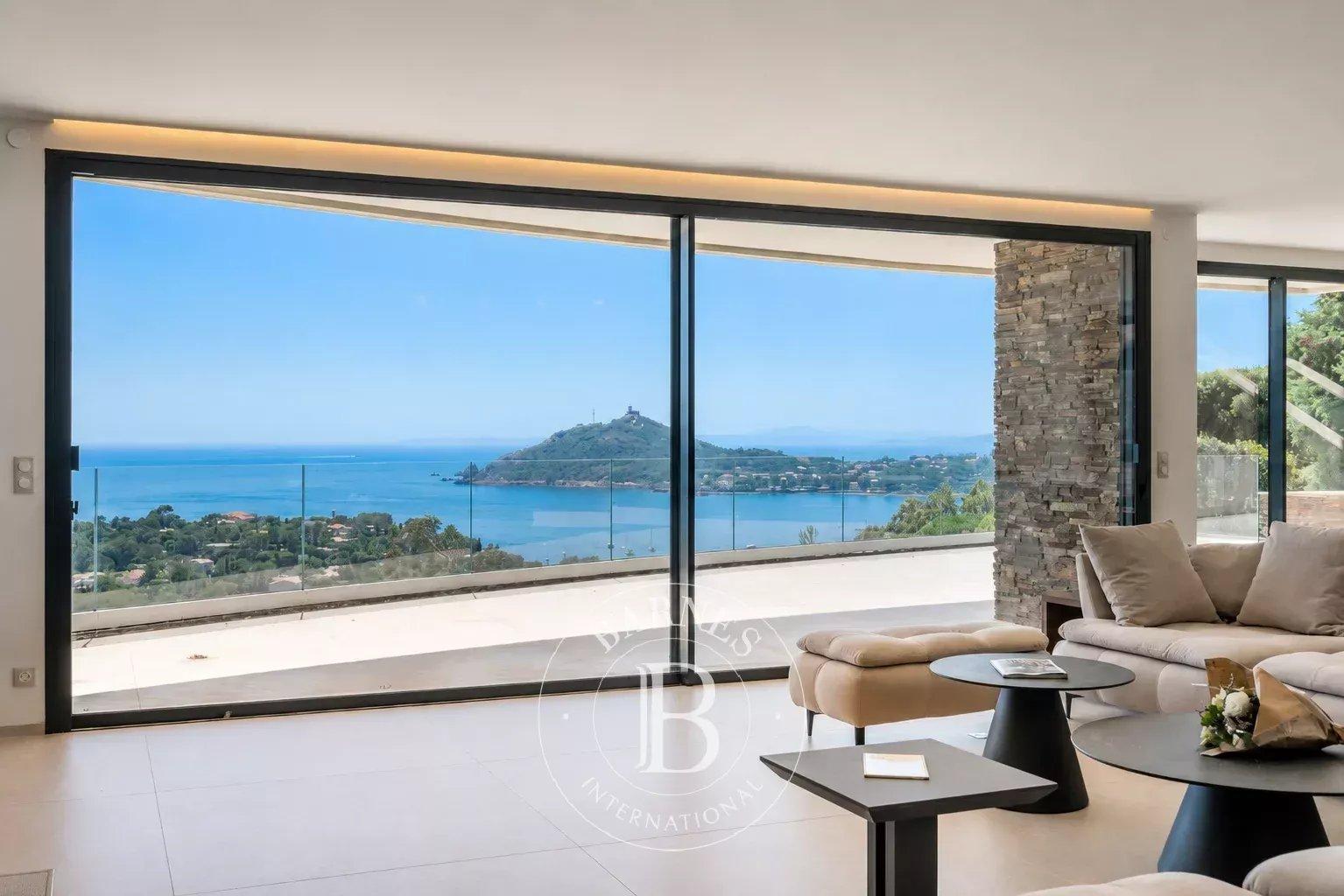 SAINT-RAPHAËL - EXCEPTIONNELLE VILLA CONTEMPORAINE - VUE MER PANORAMIQUE