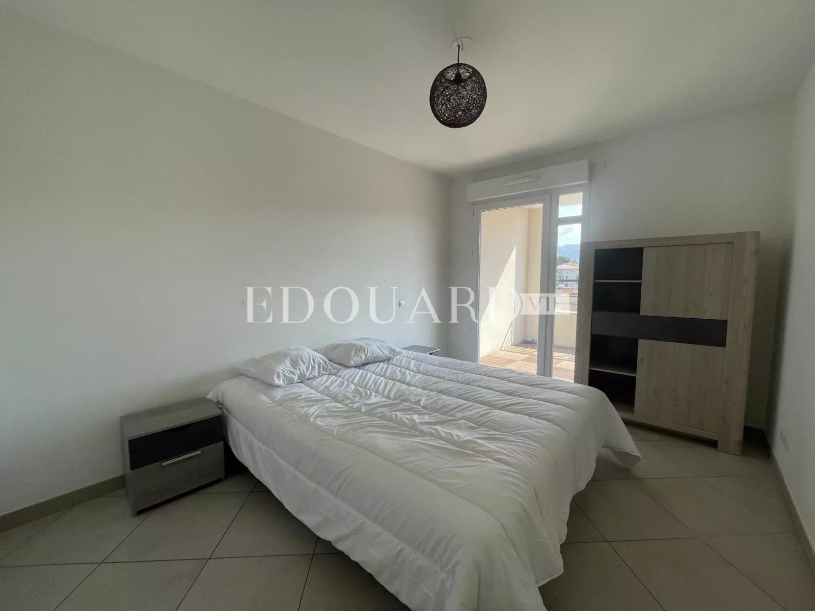 Sur la commune de Menton, en exclusivité beau deux pièces à vendre avec grande terrasse et garage