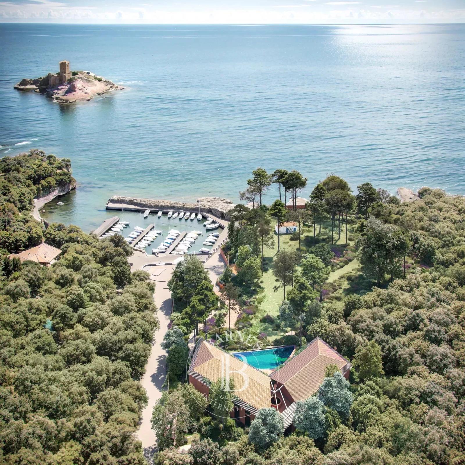 SAINT-RAPHAËL - TERRAIN PIED DANS L'EAU CONSTRUCTIBLE