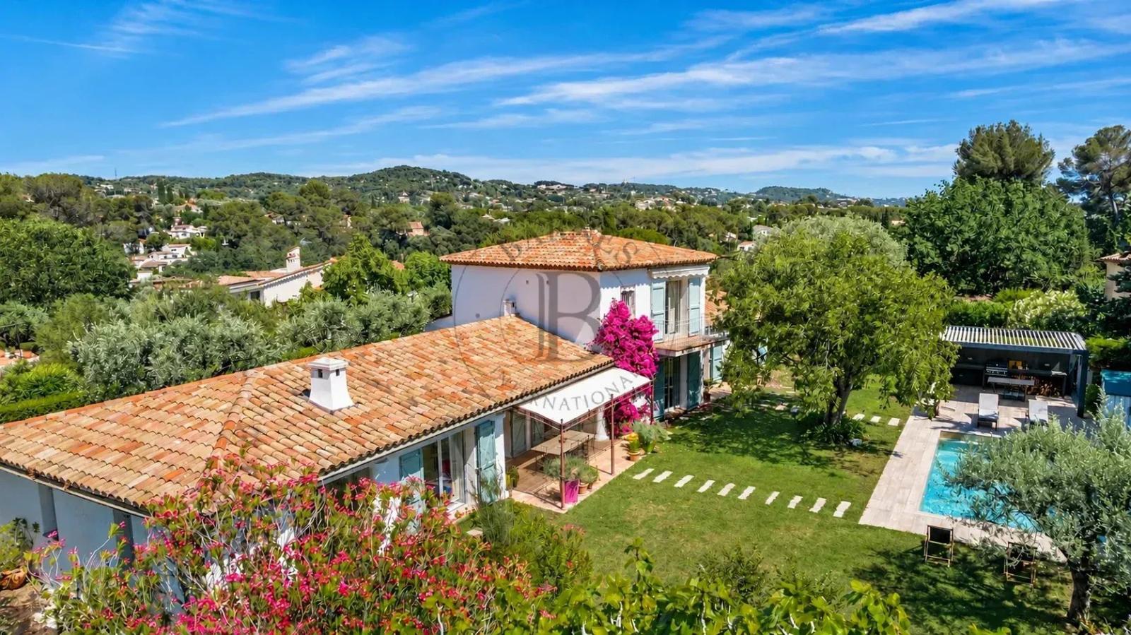 MOUGINS - VILLA AU CALME
