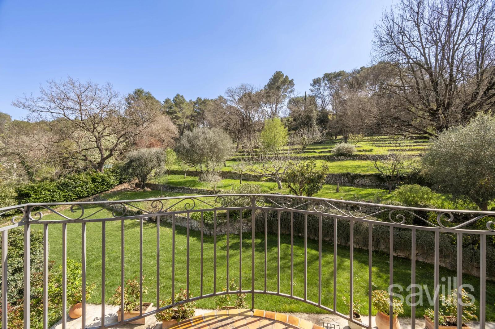 Une Proprieté Majestueuse au Cœur de Valbonne