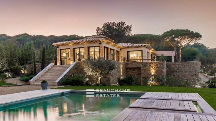 Propriété de luxe avec vue sur mer et à quelques minutes du centre ville de Saint-Tropez et des plages de Pampelonne