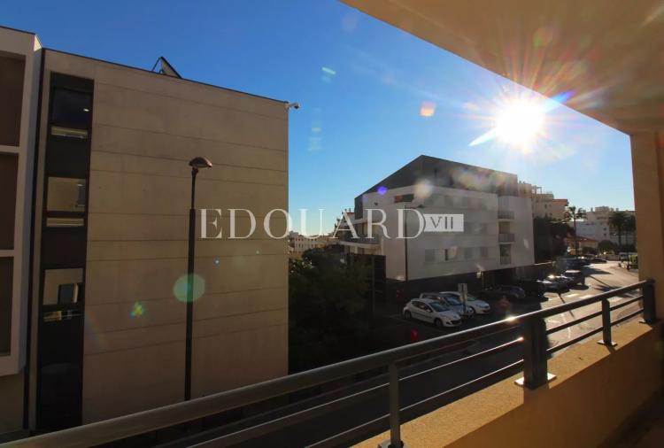 En exclusivité deux pièces avec terrasse et possibilité garage, au premier étage d’un immeuble récent