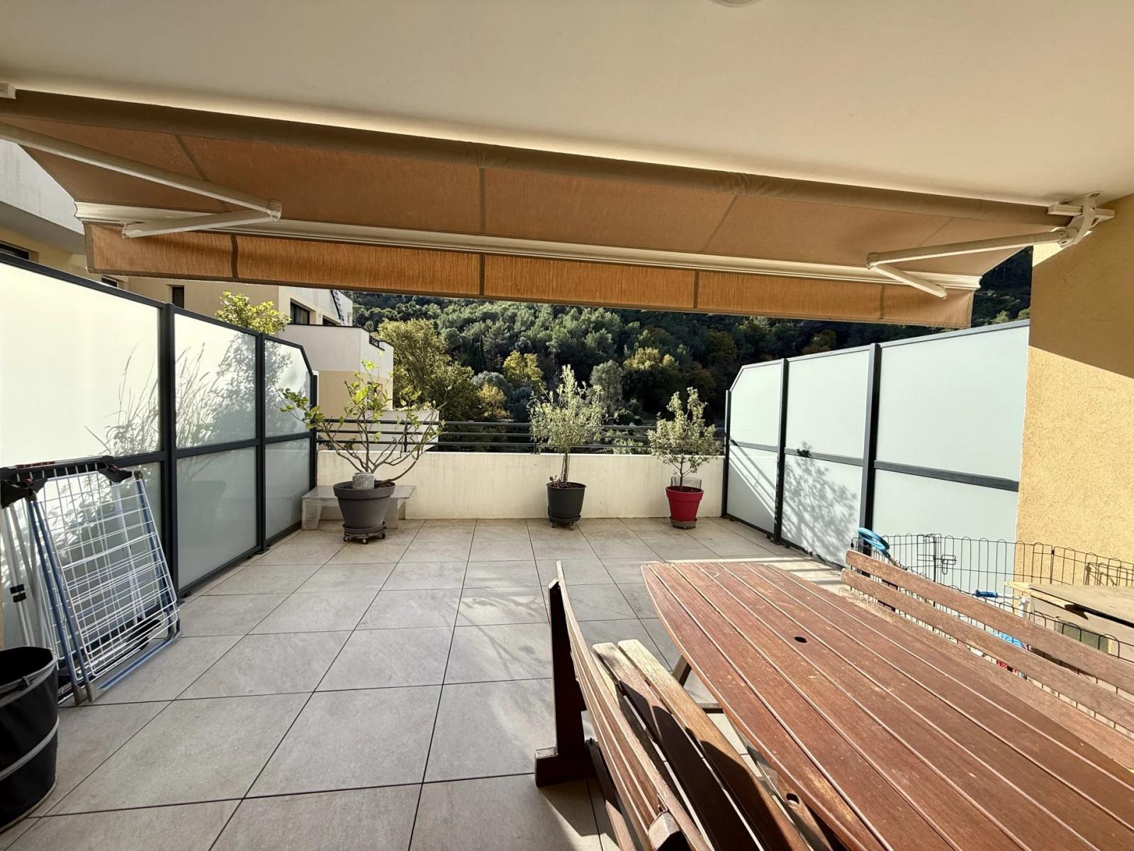 Bel trois pièces en excellent état dans résidence moderne avec piscine et performante sur le plan énergétique