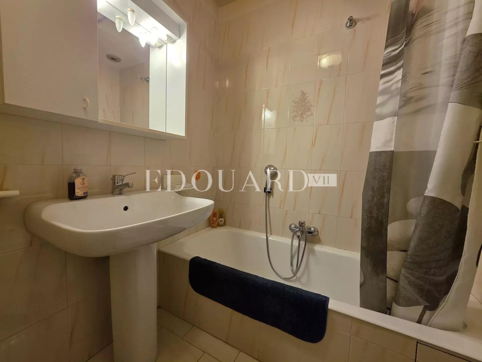 En exclusivité deux pièces en bon état, au premier étage d'un immeuble de standing dans le centre de Menton