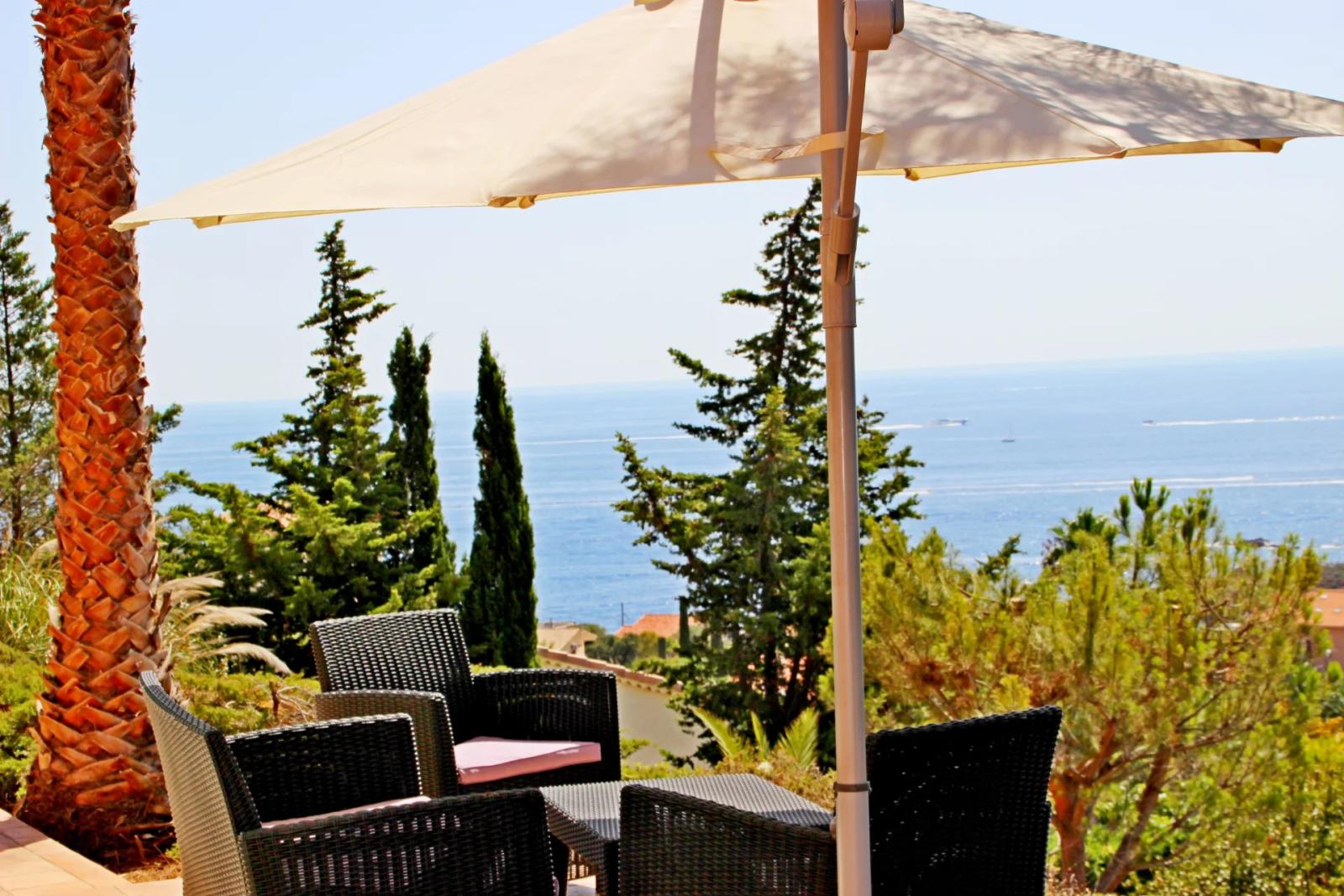 AGAY BORD DE MER ENTRE CANNES ET SAINT RAPHAEL. VILLA DE CARACTERE 10 PIECES FACE MER