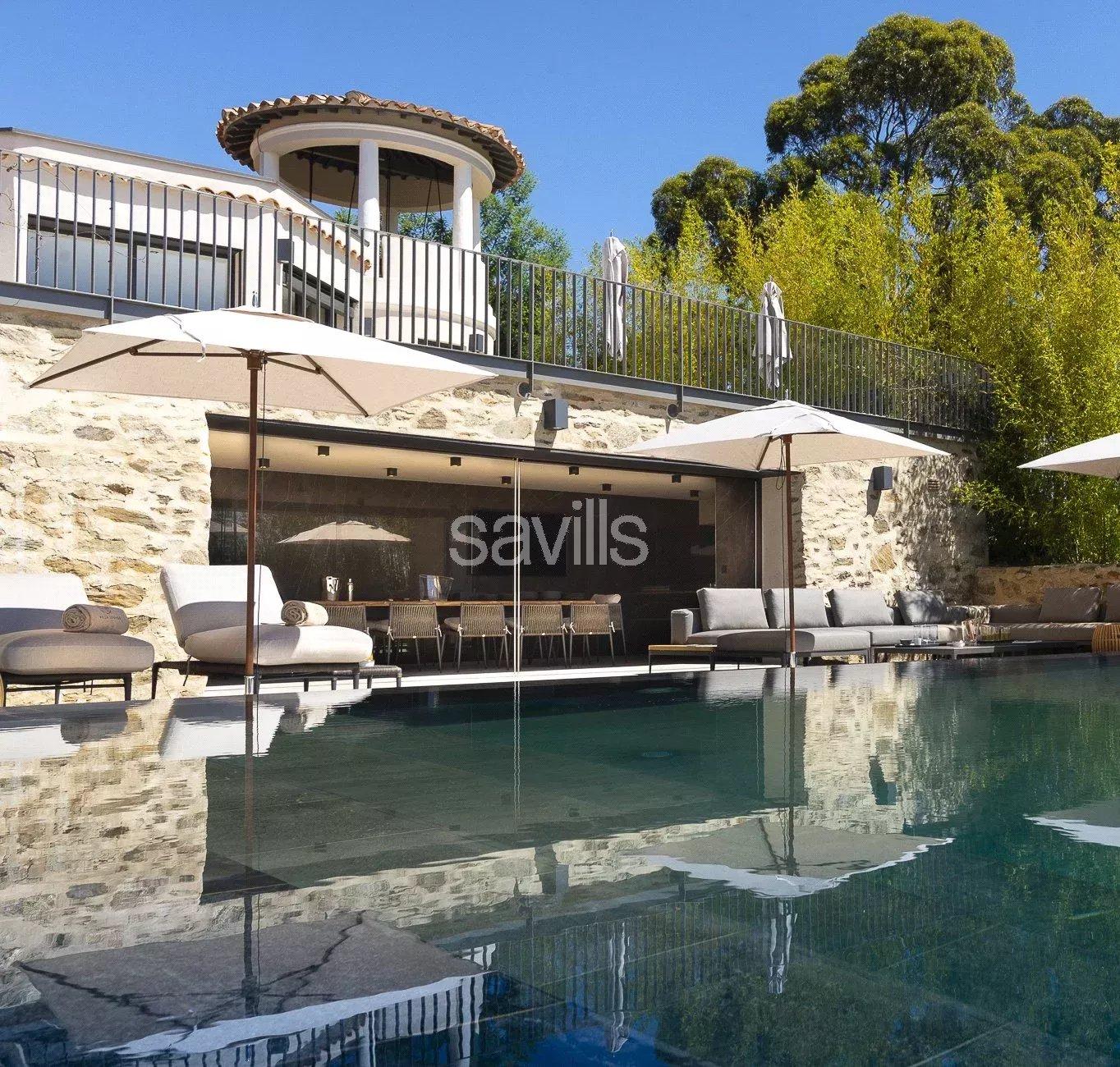 Villa contemporaine haut de gamme surplombant la mer