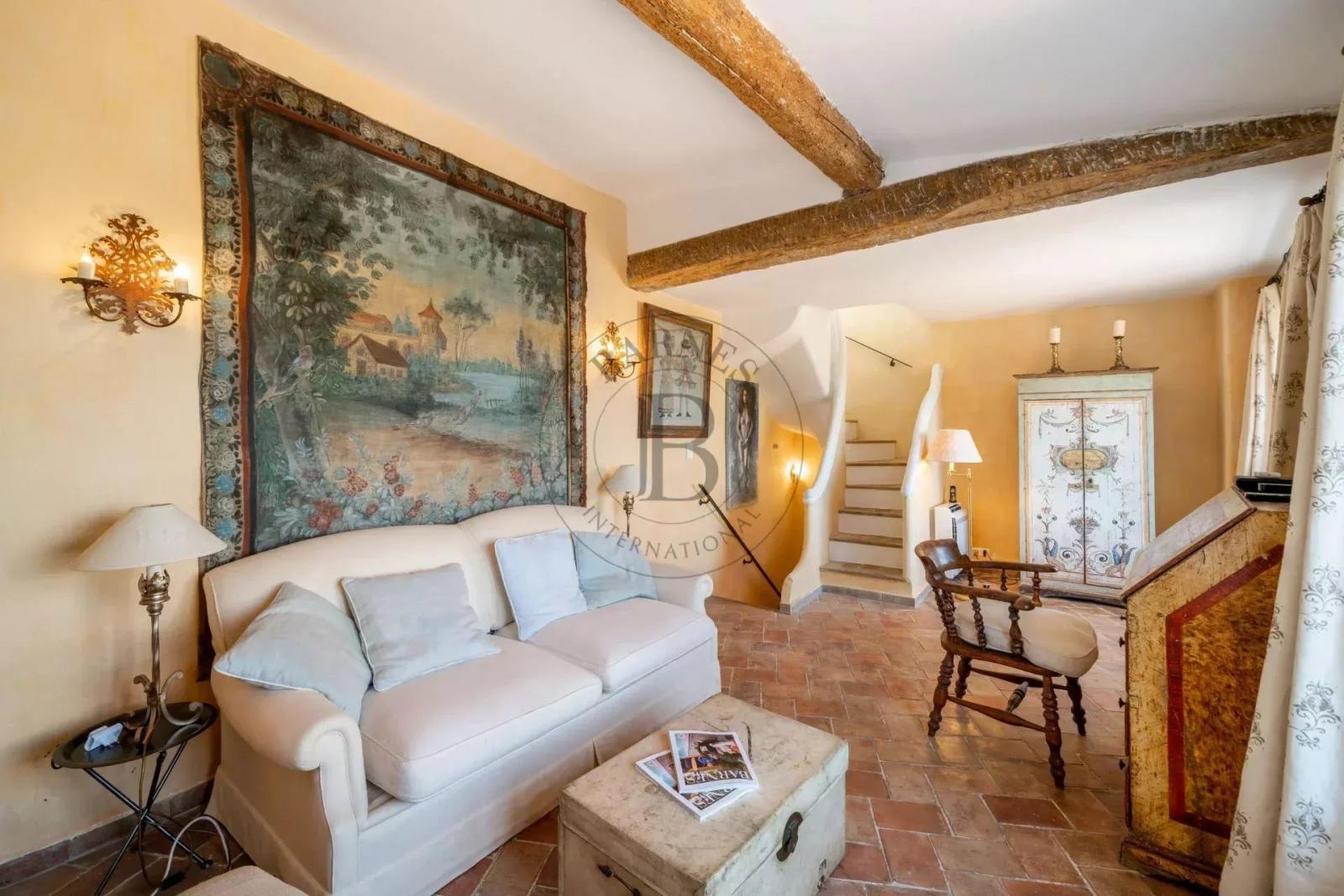 MOUGINS- MAISON DE VILLAGE- PROCHE DES COMMODITÉS
