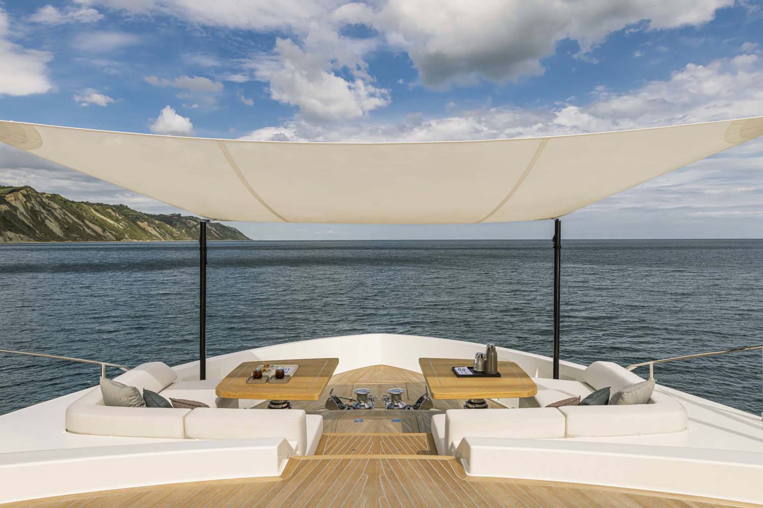 9e64d_azbee_ferrettiyachts1000-super-yacht-de-luxe-sundeck.jpg
