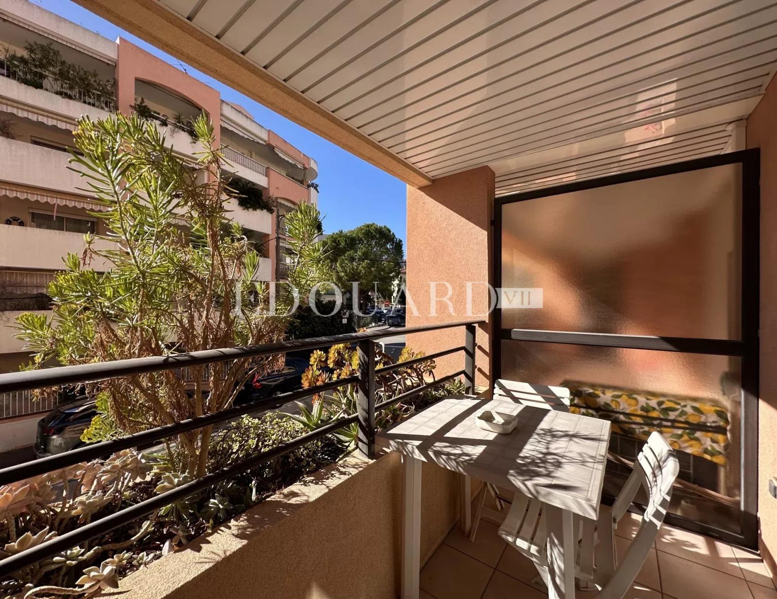 En exclusivité beau deux pièces en parfait état avec spacieux balcon, jolie échappée mer et garage