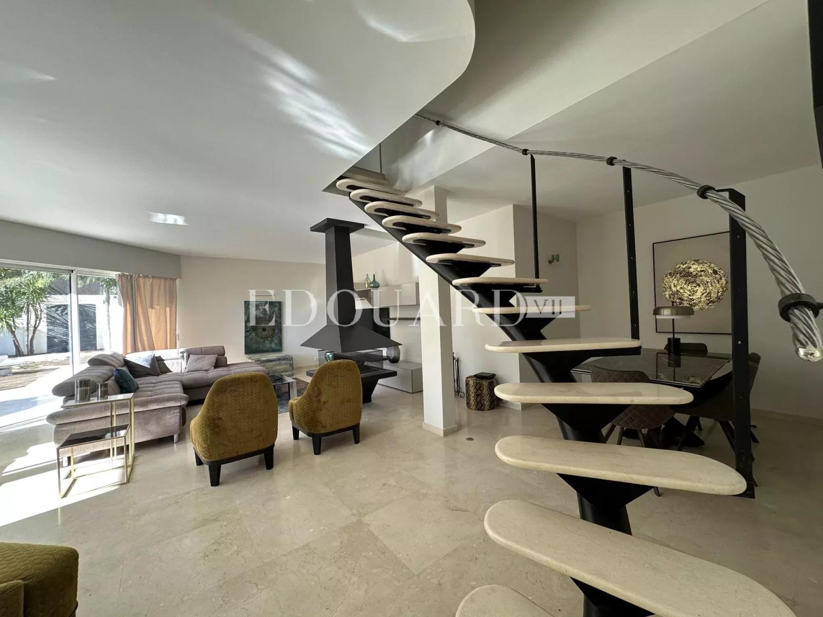 Superbe villa moderne avec belle vue mer et collines, à 10 minutes en voiture de la Principauté de Monaco