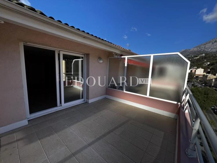 En exclusivité deux pièces complément rénové avec grande terrasse et parking, au dernier étage d’un immeuble récent