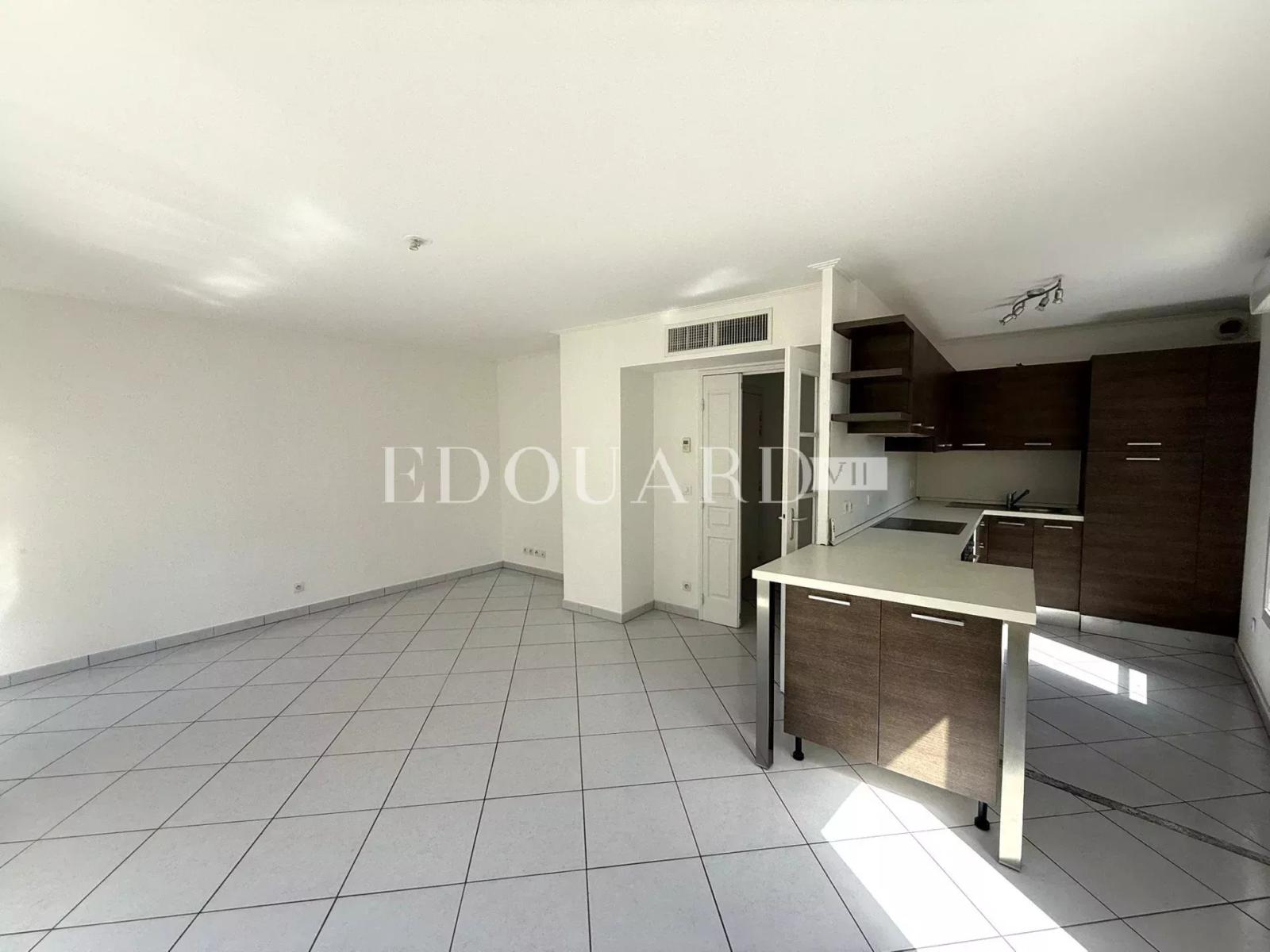 Sur la commune de Beausoleil, beau quatre pièces vide avec terrasse, balcon, cave et double garage