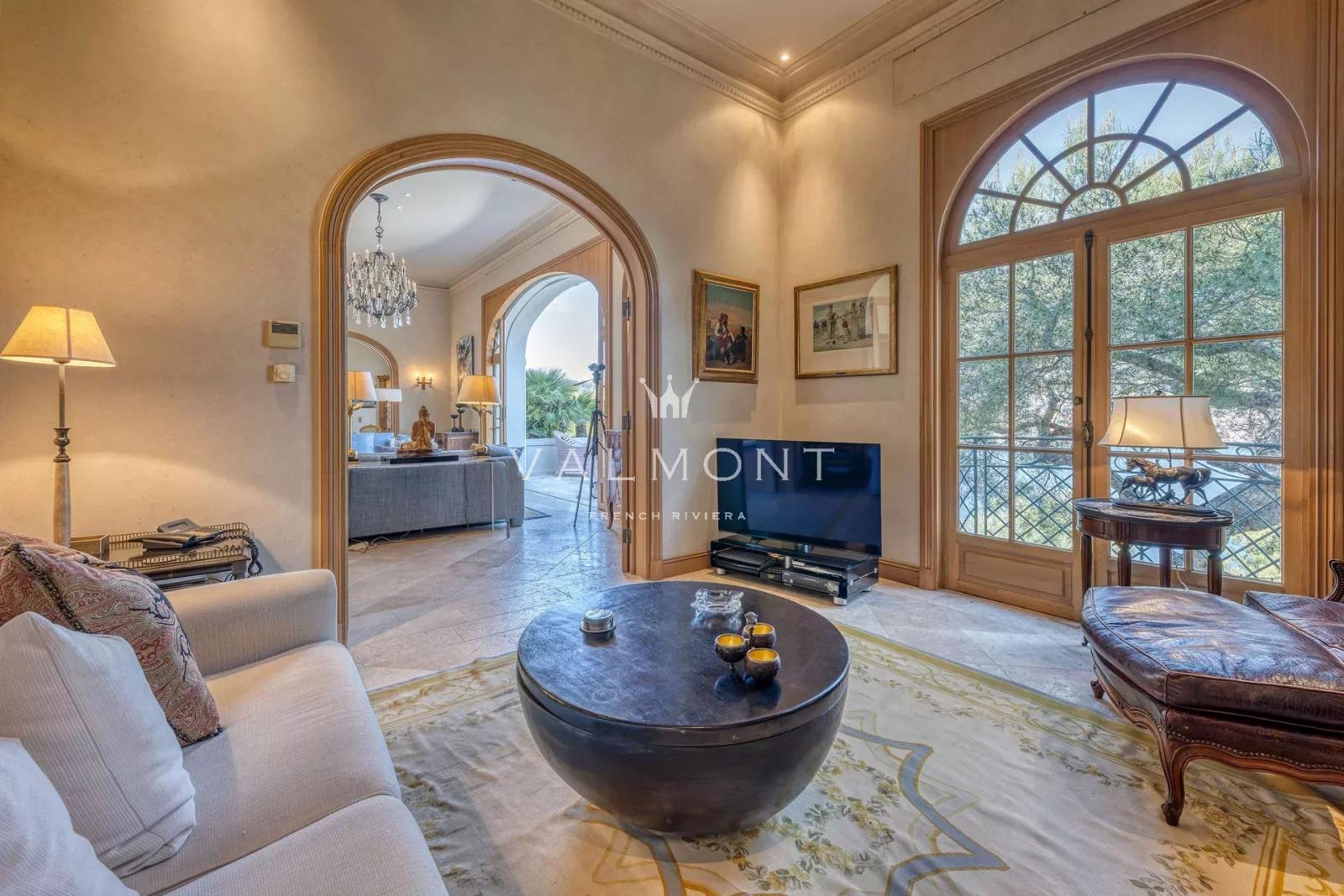 ELEGANTE VILLA AVEC UNE VUE IMPRENABLE SUR LA MER