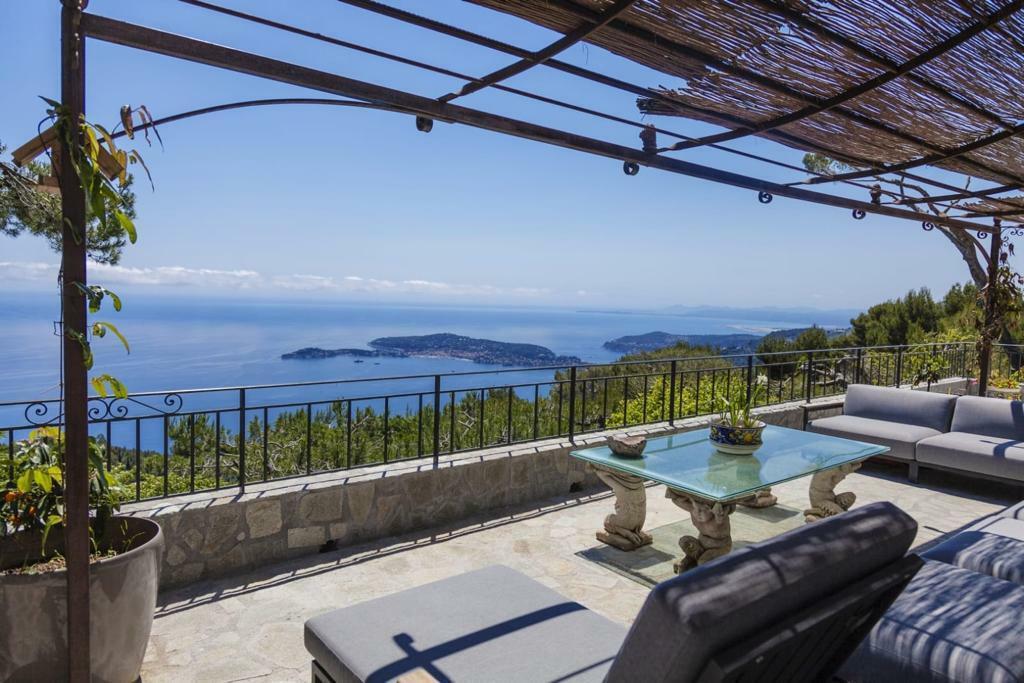 VILLA BELLEVUE SURPLOMBANT LA MER