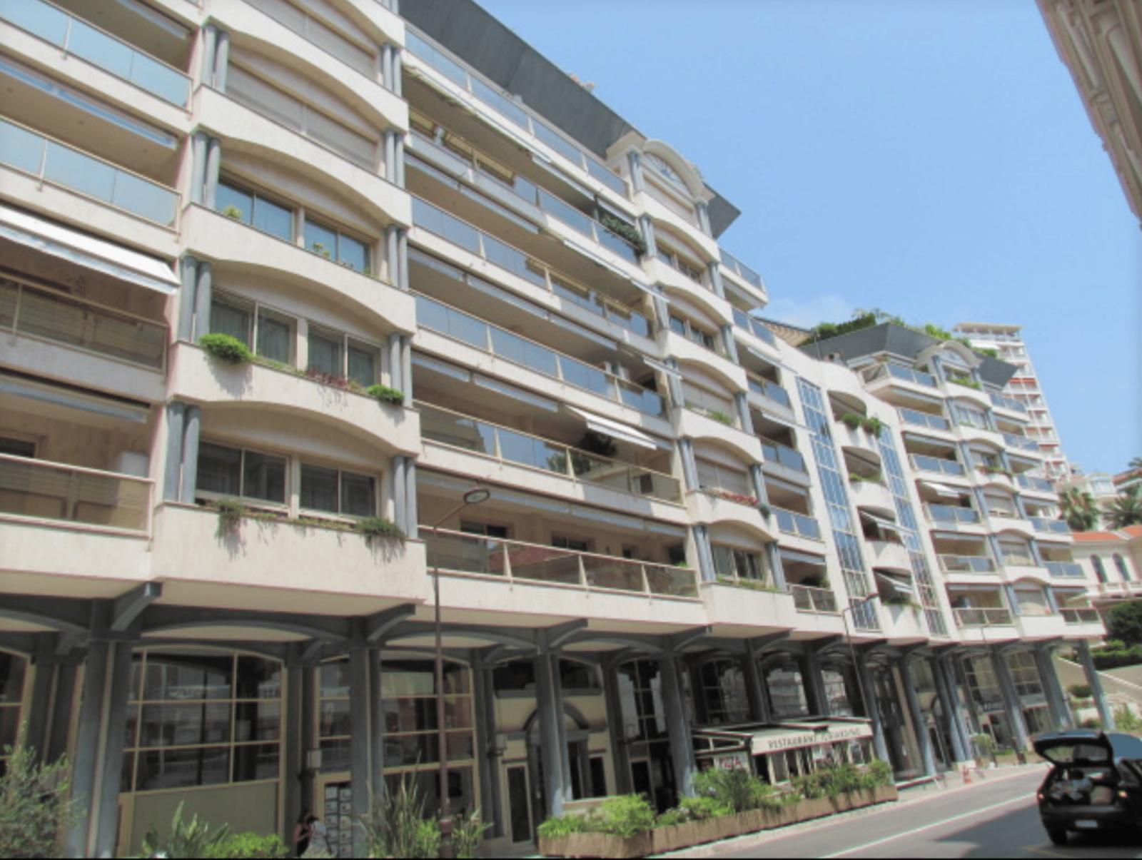 ROCAZUR : grand bureau meublé de 5 pièces