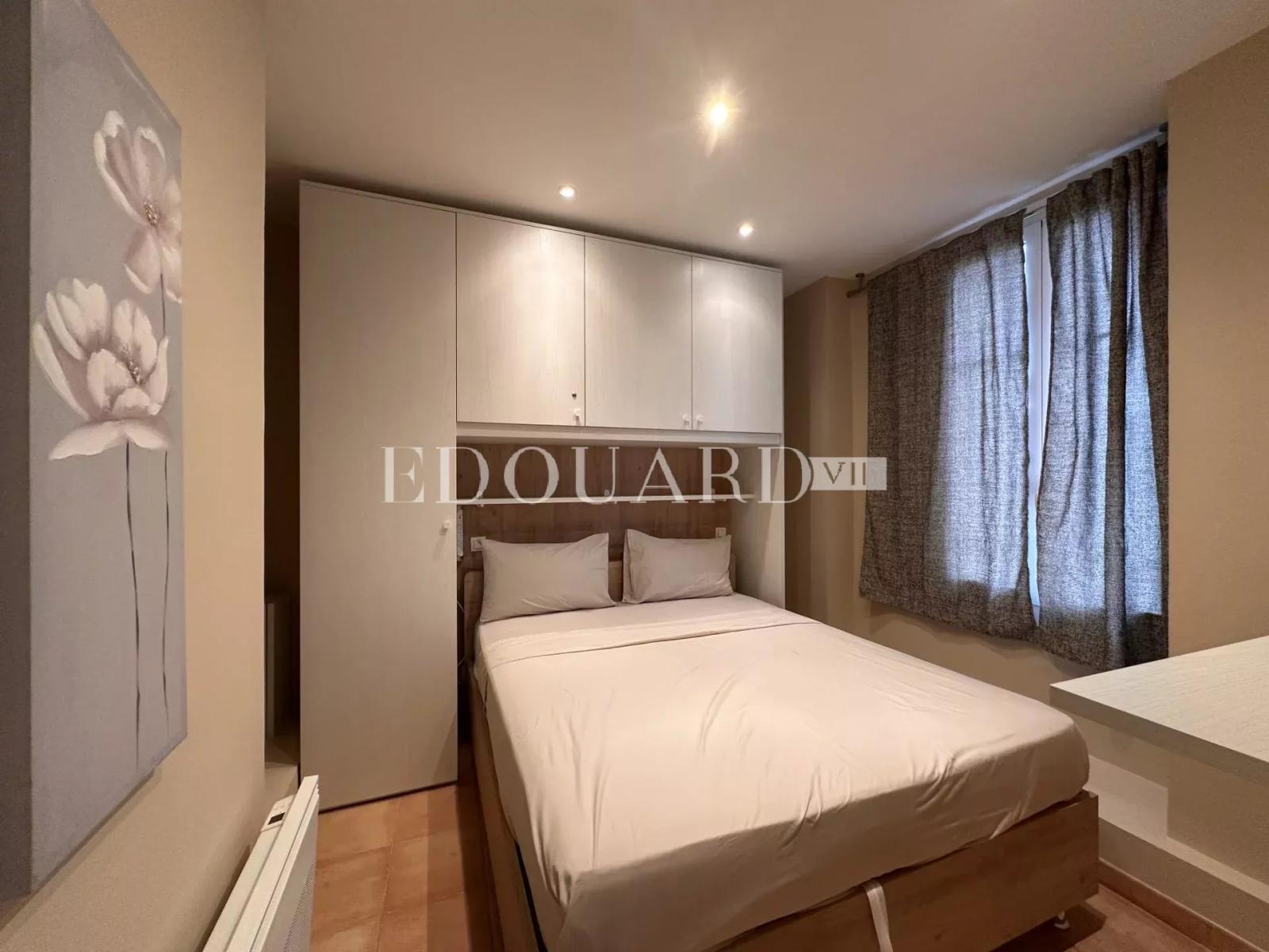 En exclusivité deux pièces en excellent état avec belle vue dégagée, au dernier étage d'un joli immeuble ancien