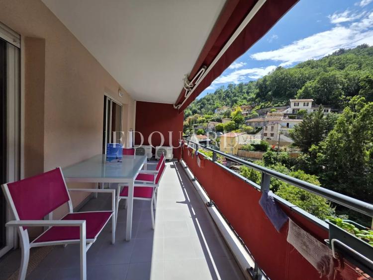 Sur la commune de Menton, en exclusivité trois pièces à vendre avec grande terrasse et parking