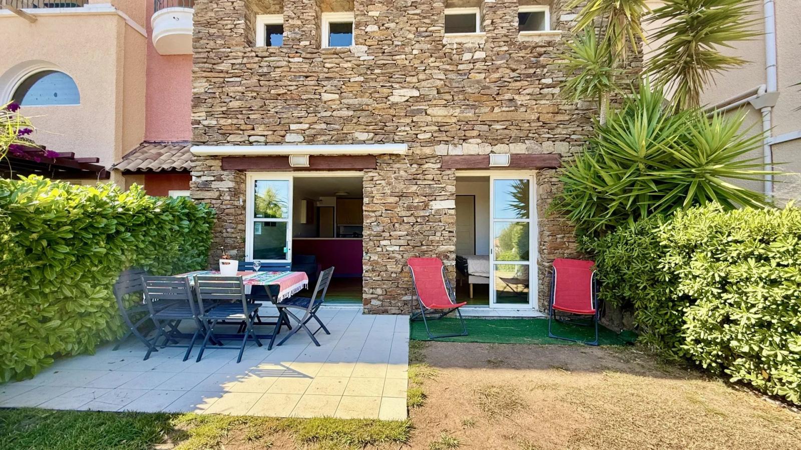 AGAY CAP ESTEREL VILLAGE T3 TYPE LARGE JARDIN SUD EST VUE MER