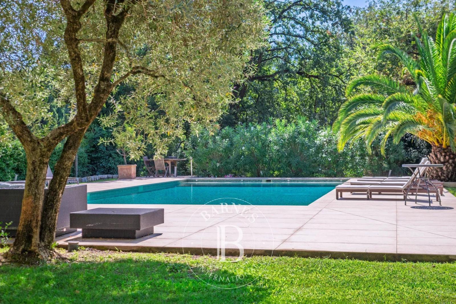 Roquefort-les-Pins - Villa familiale de caractère à pied des commodités