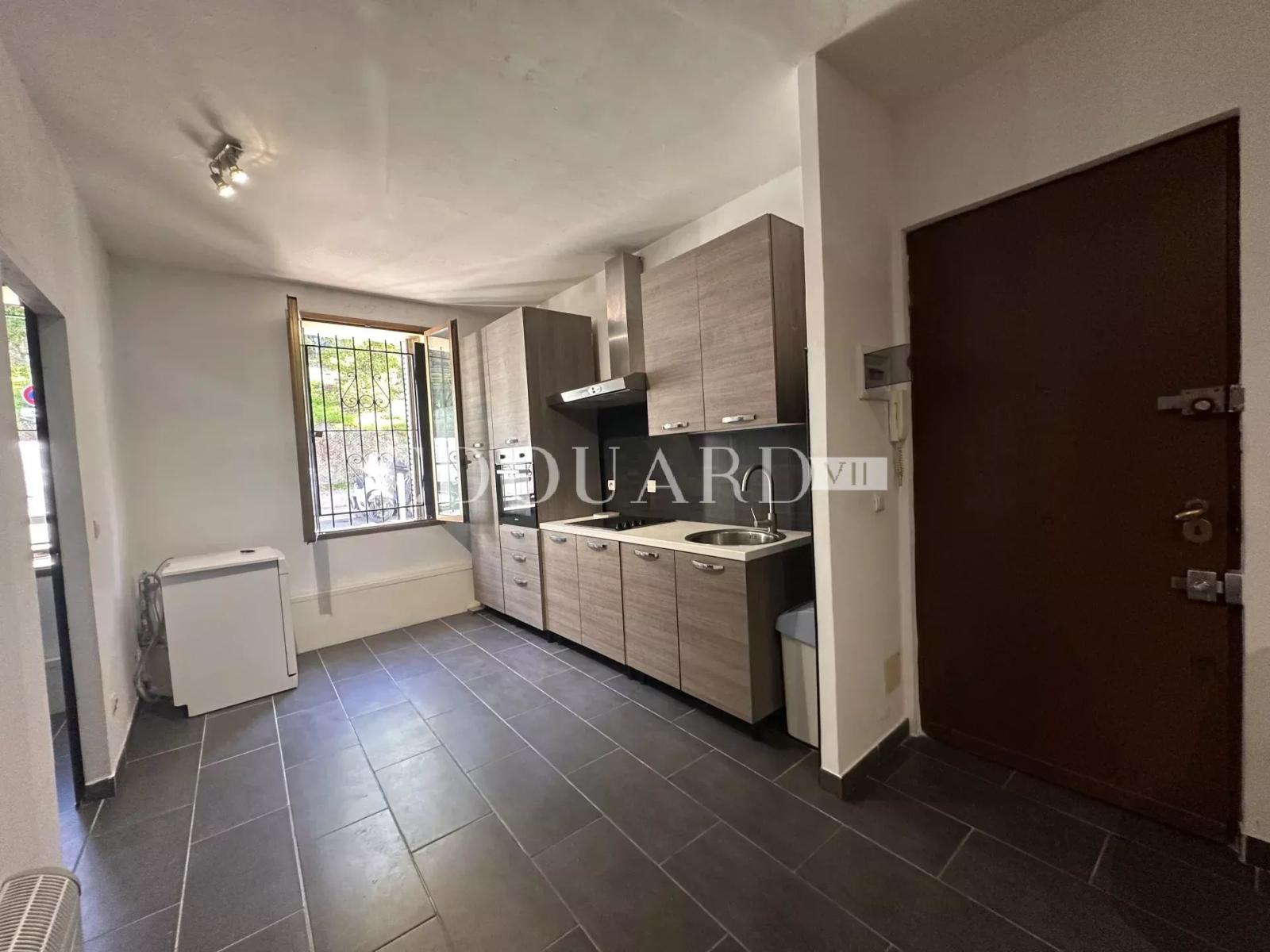 Trois pièces à vendre sur la commune de Menton, proche de de tous les commerces et de la Gare Routière