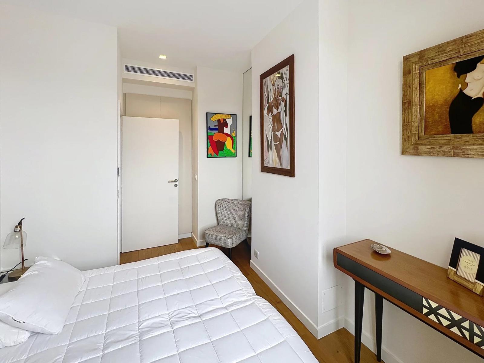 2 PIÈCES CANNES BANANE RUE D'ANTIBES