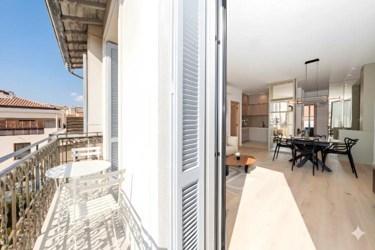 CANNES RUE HOCHE - 4P - DERNIER ETAGE - BALCON - RENOVATION HAUT DE GAMME
