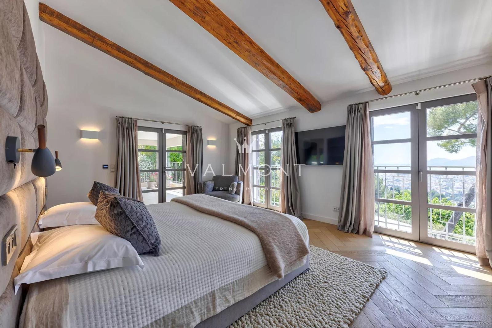 UNE ÉLÉGANTE MAISON MODERNE DE 5 CHAMBRES À CANNES