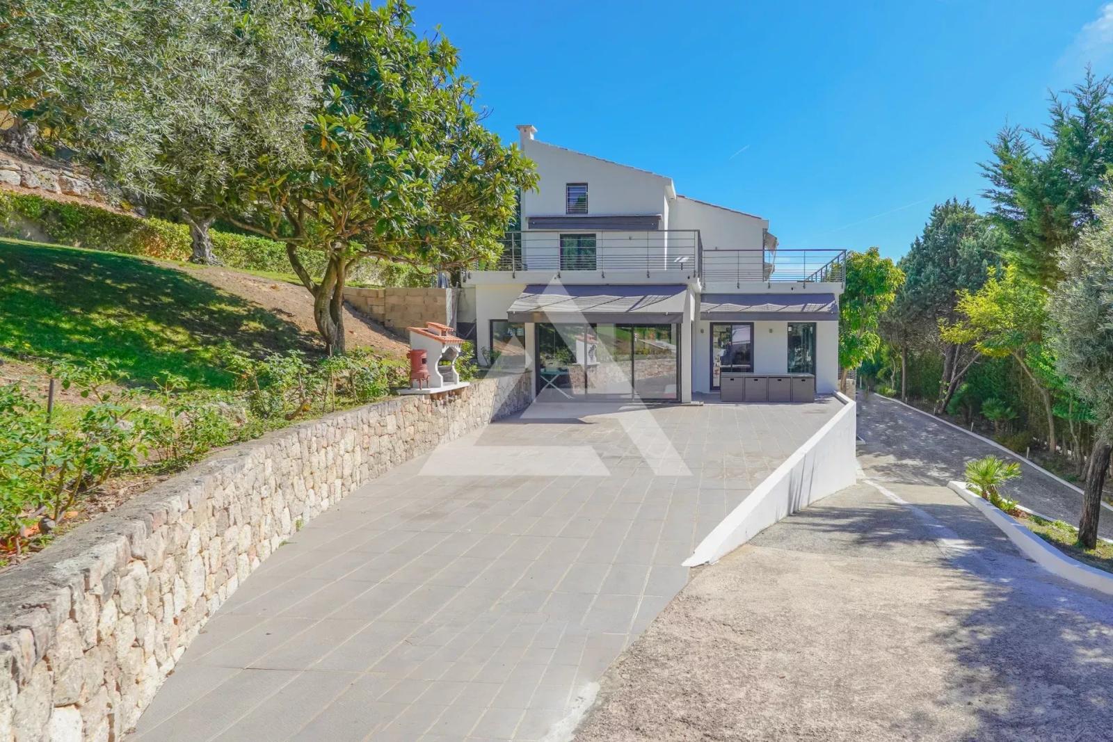 VILLA CONTEMPORAINE - SAINT MARTIN DE PEILLE - PISCINE ET JARDIN PAYSAGER